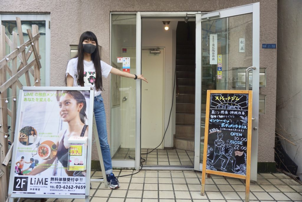 パーソナルジムでトレーナーが指導する様子