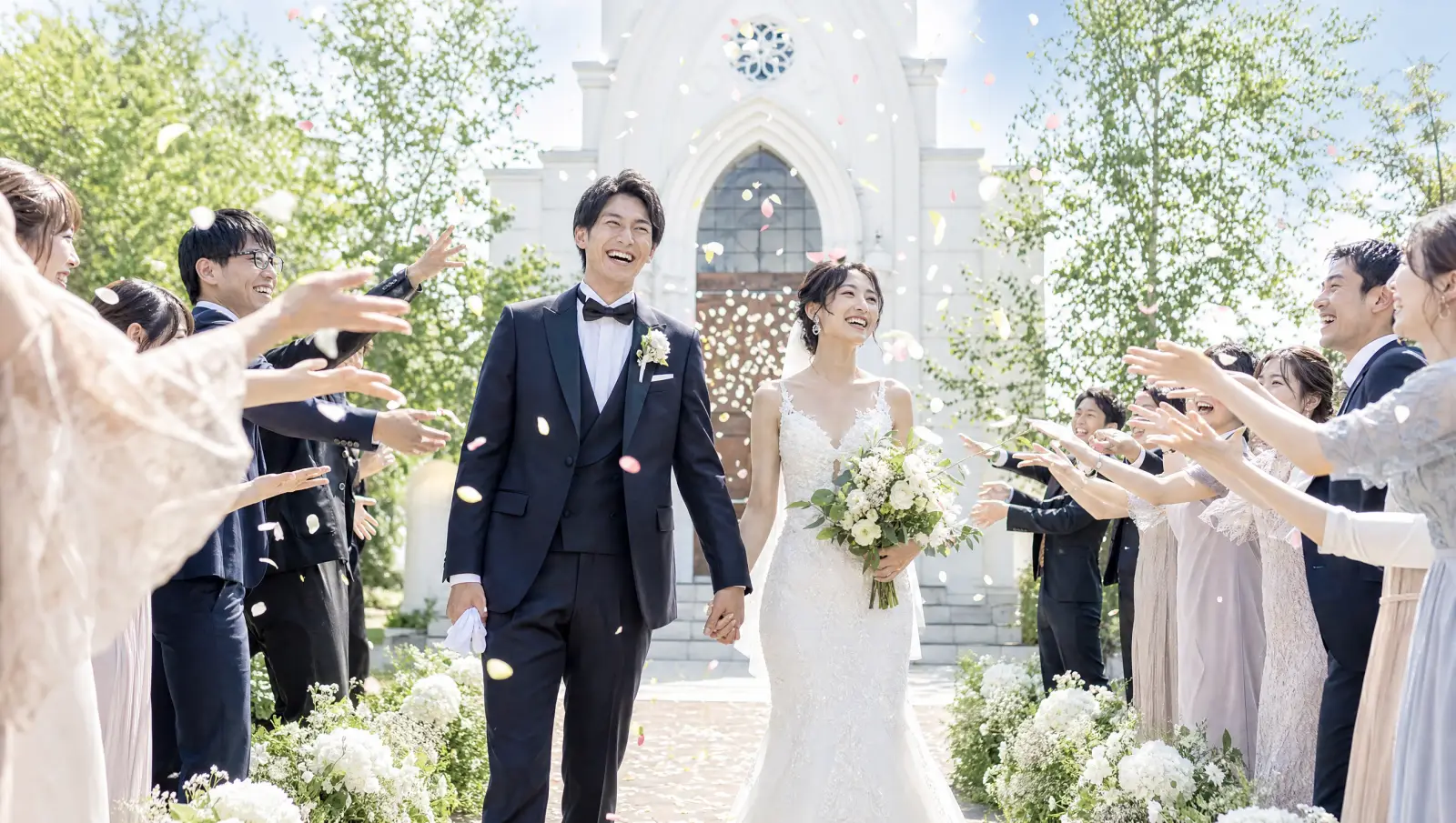 ゲストに祝福される新郎新婦
