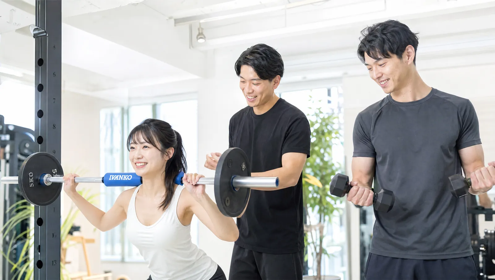 パーソナルジムでふたり一緒にトレーニングする新郎新婦